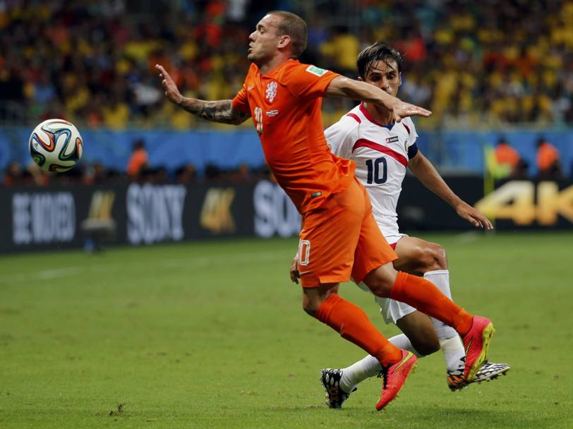 Duello tra numeri 10: Sneijder e Ruiz. Reuters